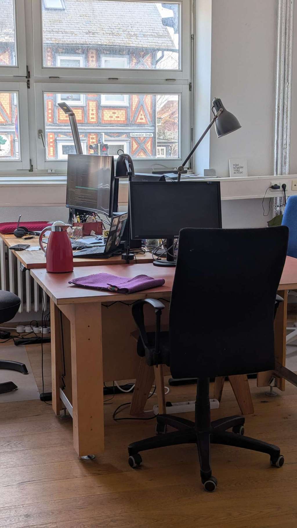 Offener Arbeitsbereich mit Schreibtischen